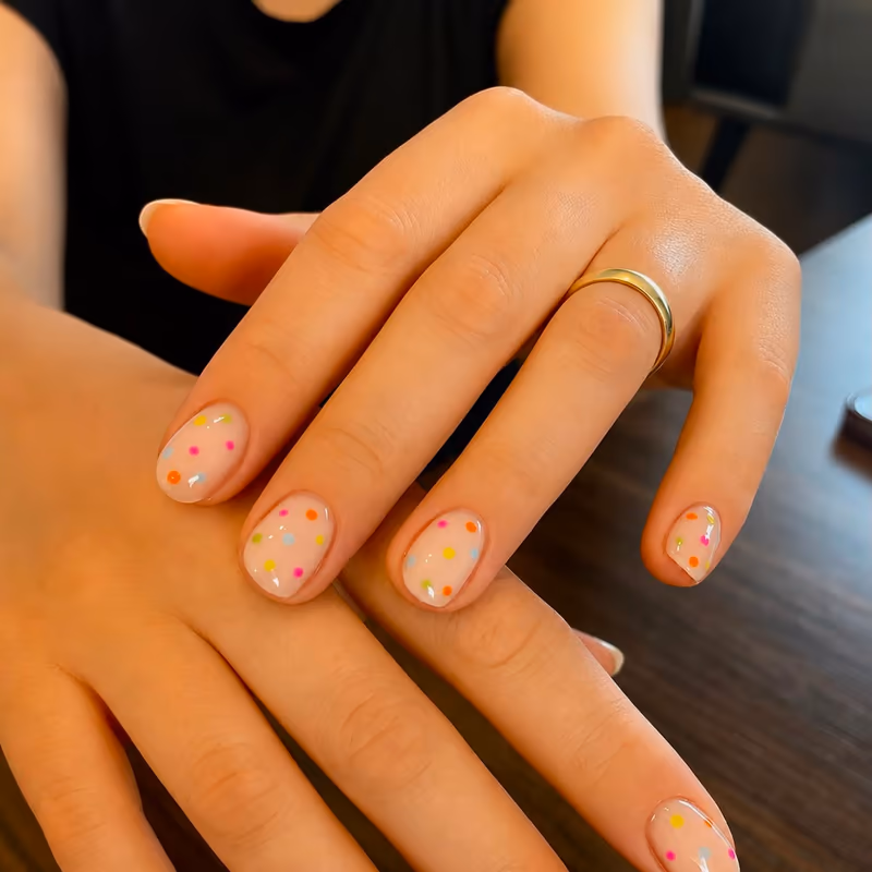 Nail art - renkli puantiye desenli neşeli tasarım