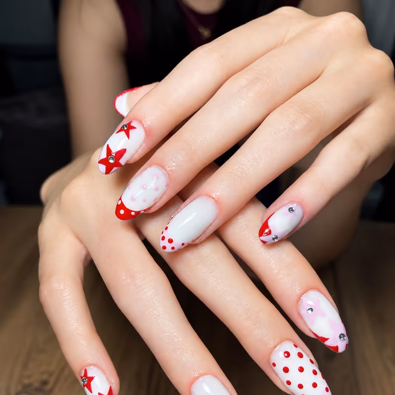 Nail art - kırmızı yıldız ve puantiye desenli sanatsal tasarım